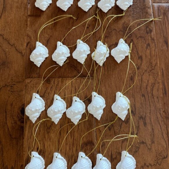 20 white resin conch seashell shell Christmas ornaments gold ribbon - Picture 6 of 6